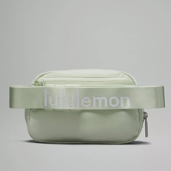 Lululemon Everywhere Belt Bag Kohlrabi NWT - Picture 3 of 9